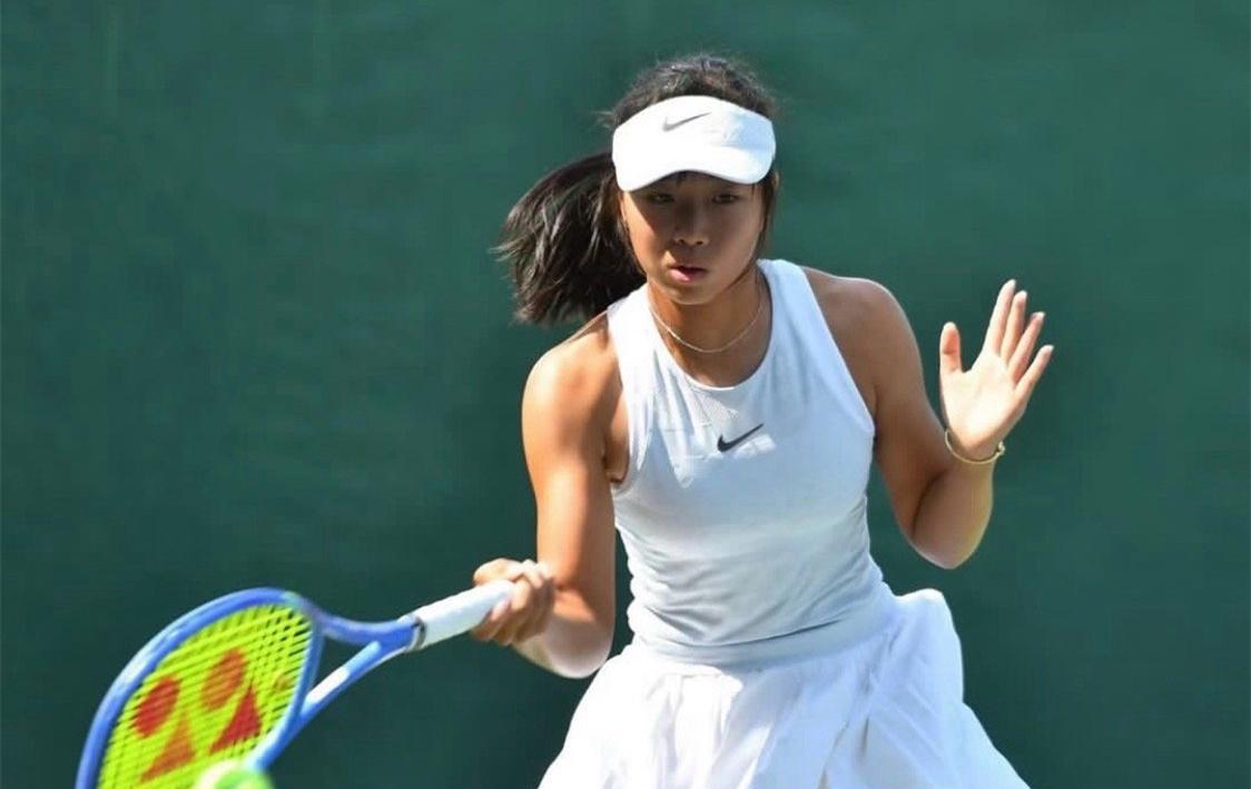 星空体育中国官网-2-0晋级第三轮！中国女网15岁新星闪耀成人赛：追赶郑钦文王欣瑜